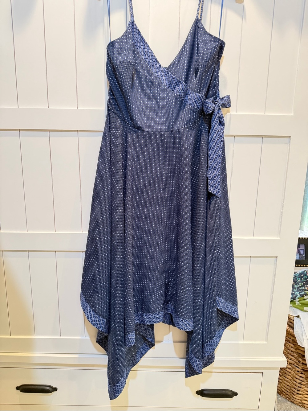 BANANA REPUBLIC Blue Scarf Dress Size 10
Stunning! Light weight & slenderizing